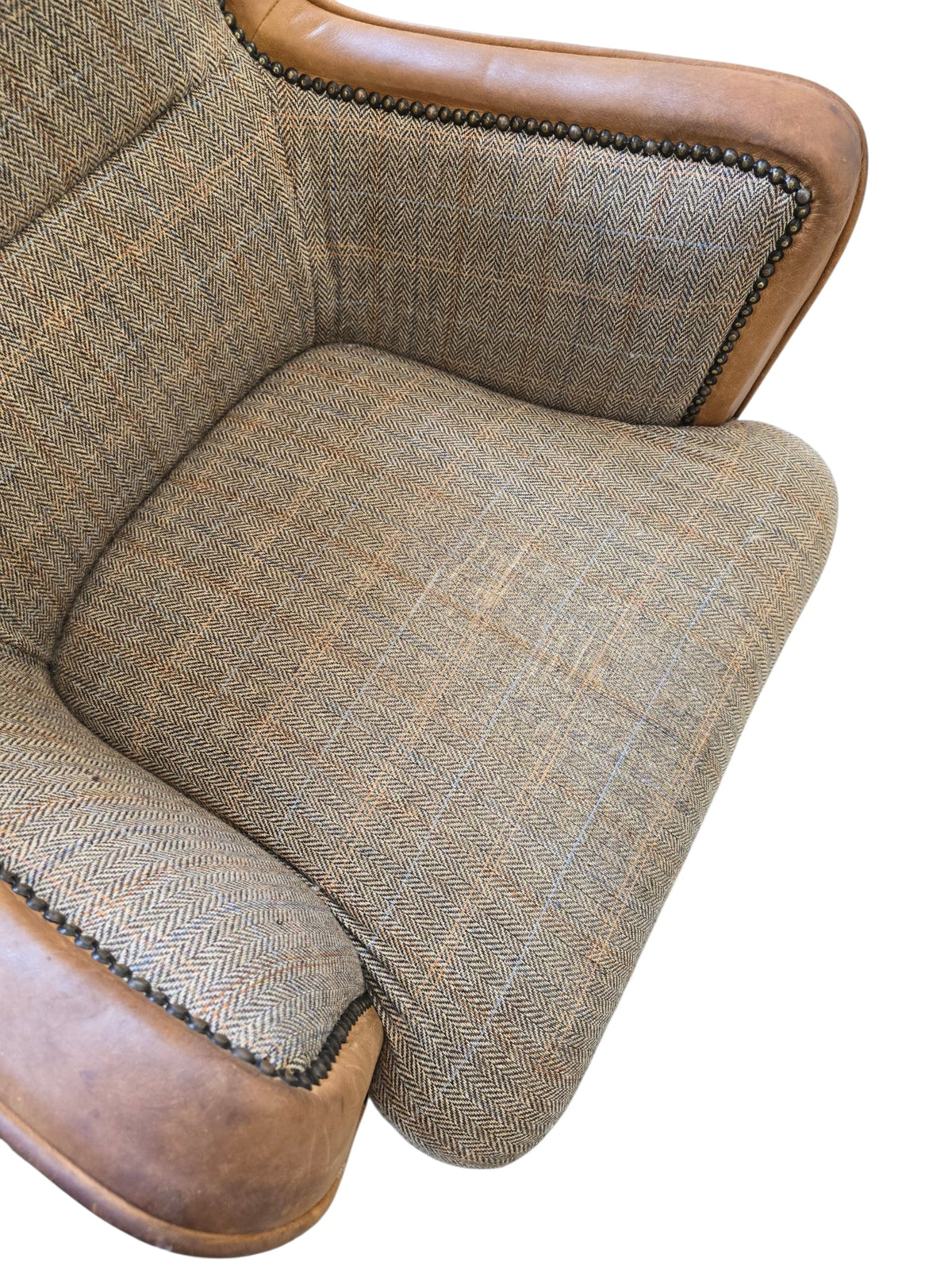 Chesterfield Ellis Snug Harris Tweed & Leather Armchair – Bracken Herringbone - Opulent Seating